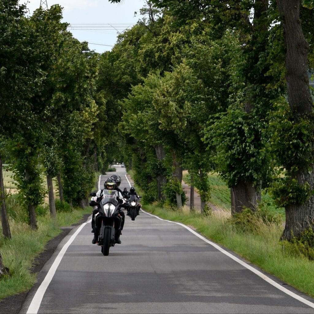 motorräder auf einer allee